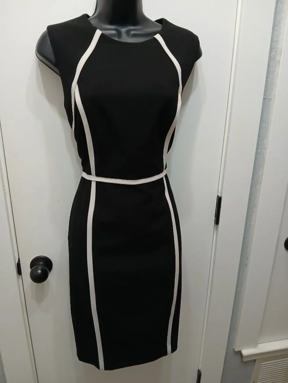 Ellen Tracy Classic Style Dress - Picture 3 of 11